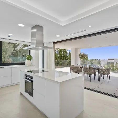 Alejandra - Benahavis Villa Estepona